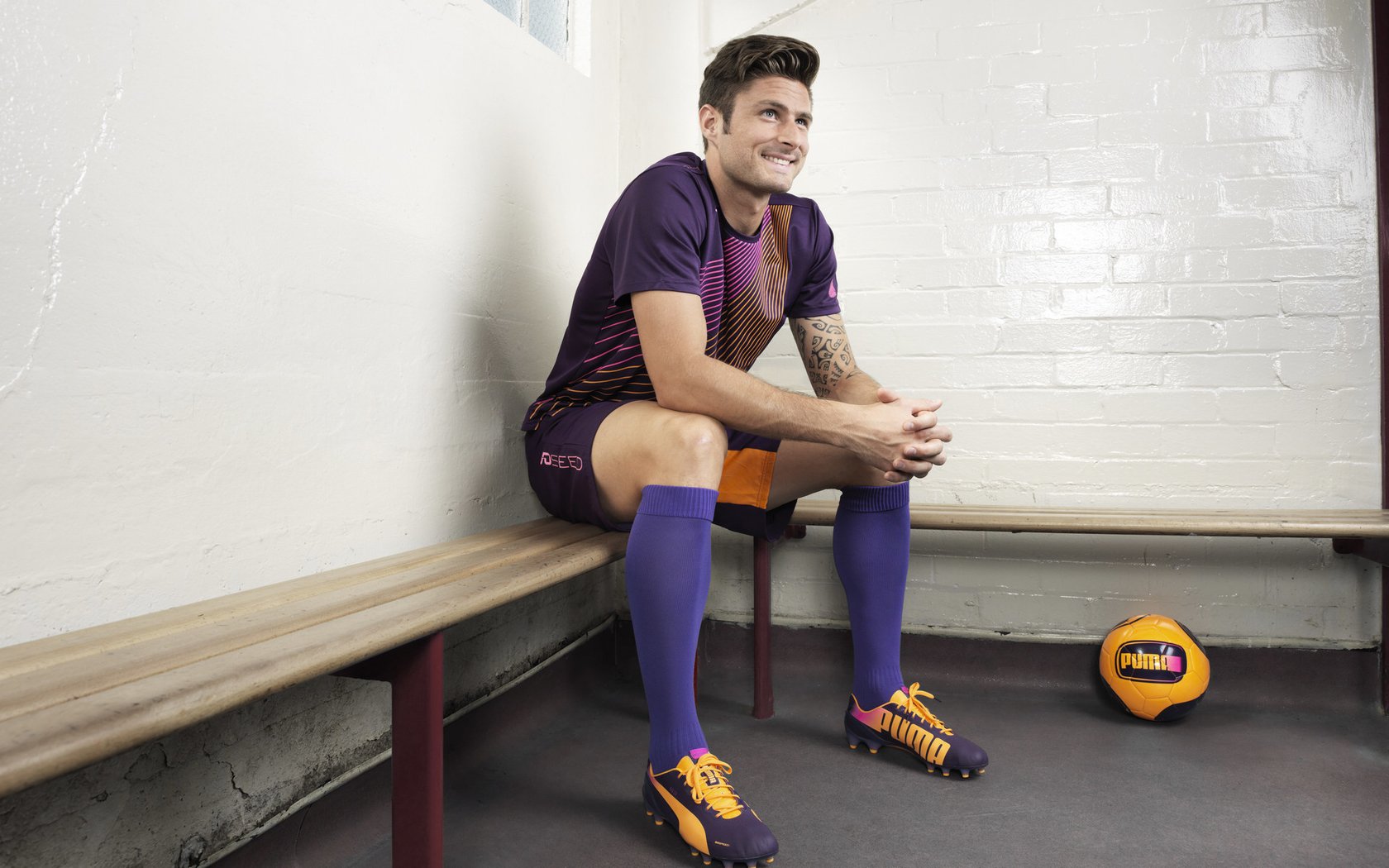 莱万绝杀!哥伦比亚加时鏖战,一记头球击碎秘鲁铁桶阵