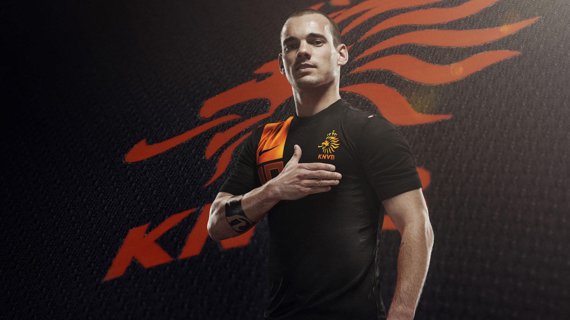 当活塞在篮球场翻盘灰熊,武切维奇正在英超争冠战中接管比赛