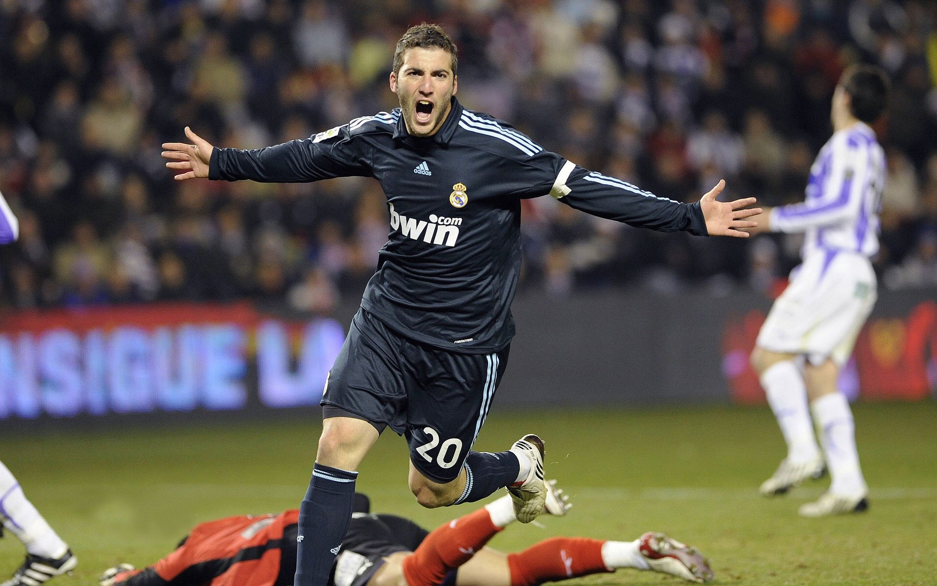 詹姆斯绝杀夜，当火箭红色淹没活塞蓝，他让时间凝固